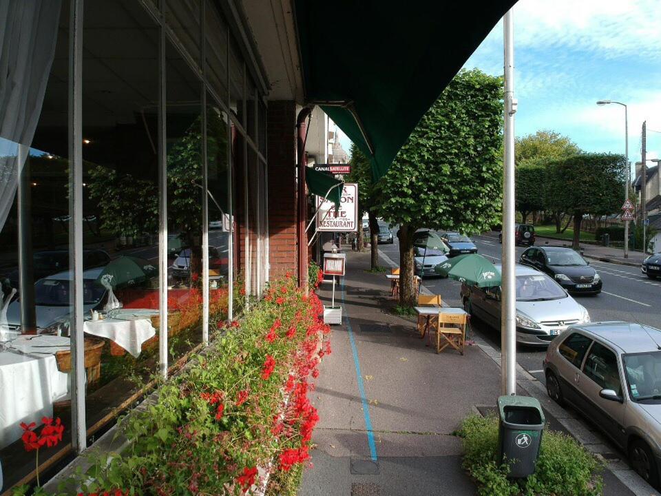 Logis Terrasse Hotel Lisieux Exterior foto